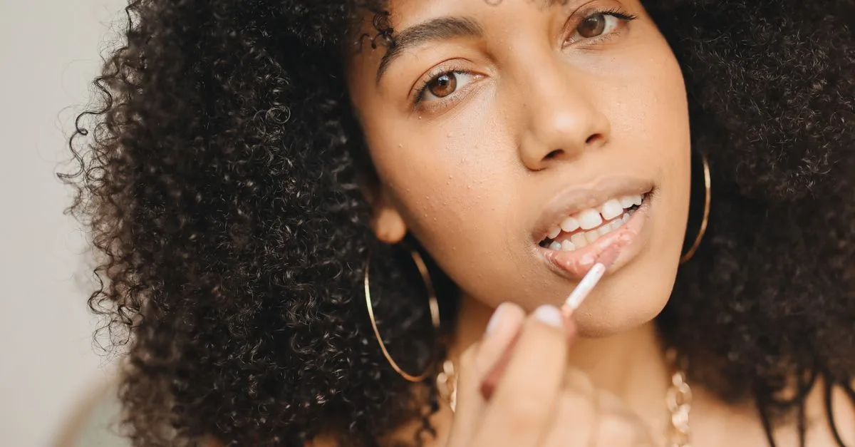 découvrez le gloss transparent pour cheveux : il ravive la brillance, lisse la fibre et sublime votre couleur sans en modifier la nuance.