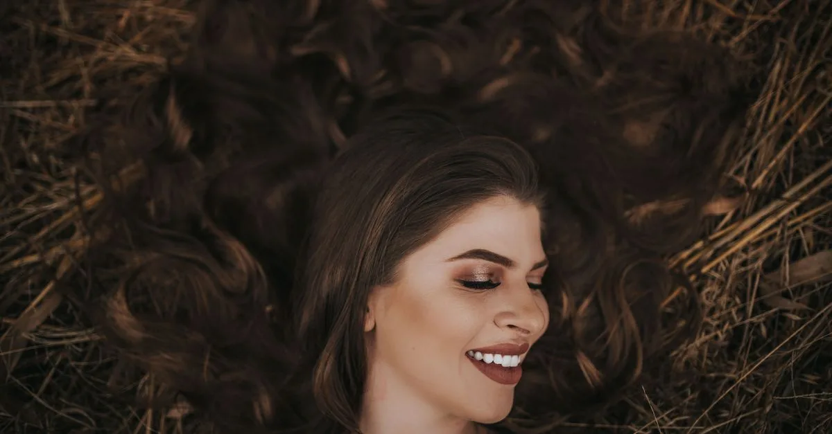 découvrez le brun chocolat froid, une coloration élégante aux reflets subtils. inspirez-vous de nos idées pour trouver la nuance qui sublimera vos cheveux.