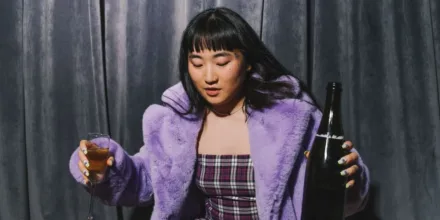 Frange rideau sur cheveux bouclés : comment définir la bonne longueur selon les boucles ?