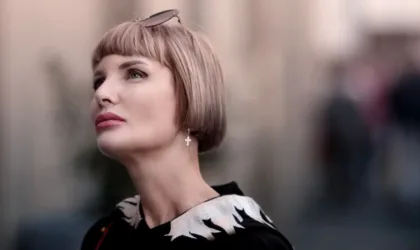 Carré plongeant sur cheveux fins : quelle longueur choisir pour créer du volume ?
