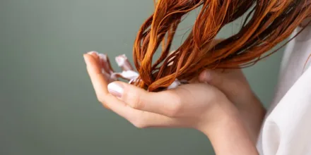 Soin sans rinçage pour cheveux fins : quelle texture choisir pour conserver du volume ?