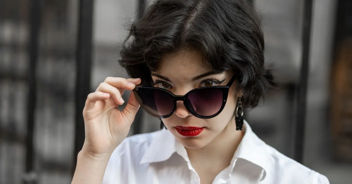 découvrez les meilleures coupes pixie pour cheveux épais et visage ovale : idées de styles, conseils et inspirations pour trouver la coupe idéale.