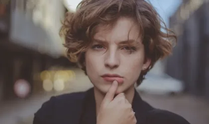 Coupe pixie sur visage ovale : quelles variantes privilégier avec des cheveux épais ?