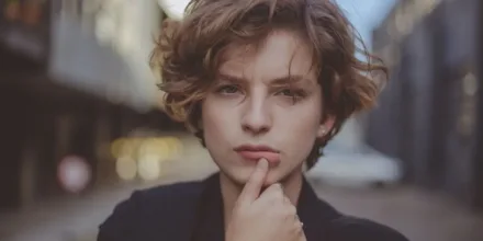 Coupe pixie sur visage ovale : quelles variantes privilégier avec des cheveux épais ?